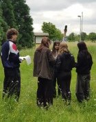 1. Einstellung Imagefilm Jugendliche von oben auf dem Schulhof