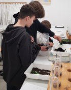 Jugendliche messen im Labor