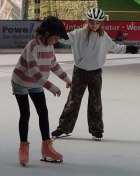 Schülerinnen auf der Eisbahn